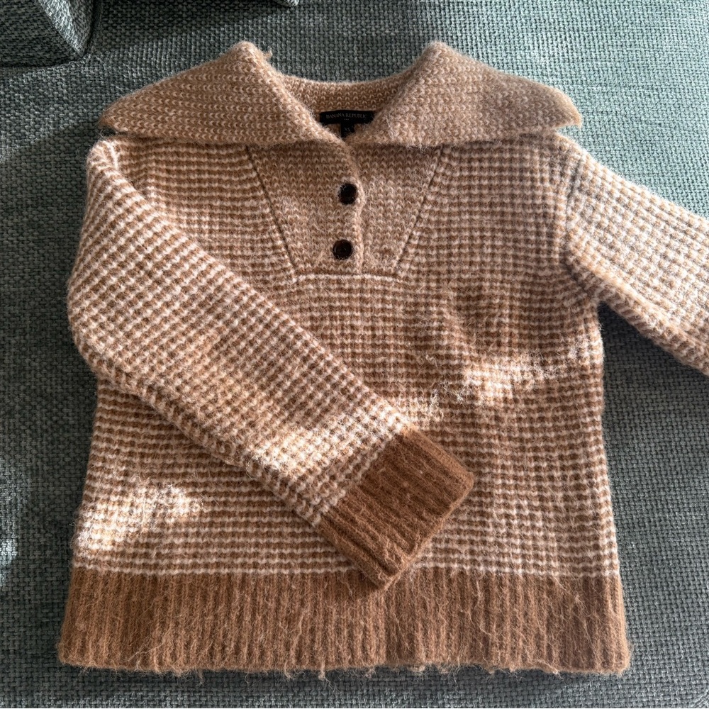 Banana Republic Tan and Cream Knit Sweater